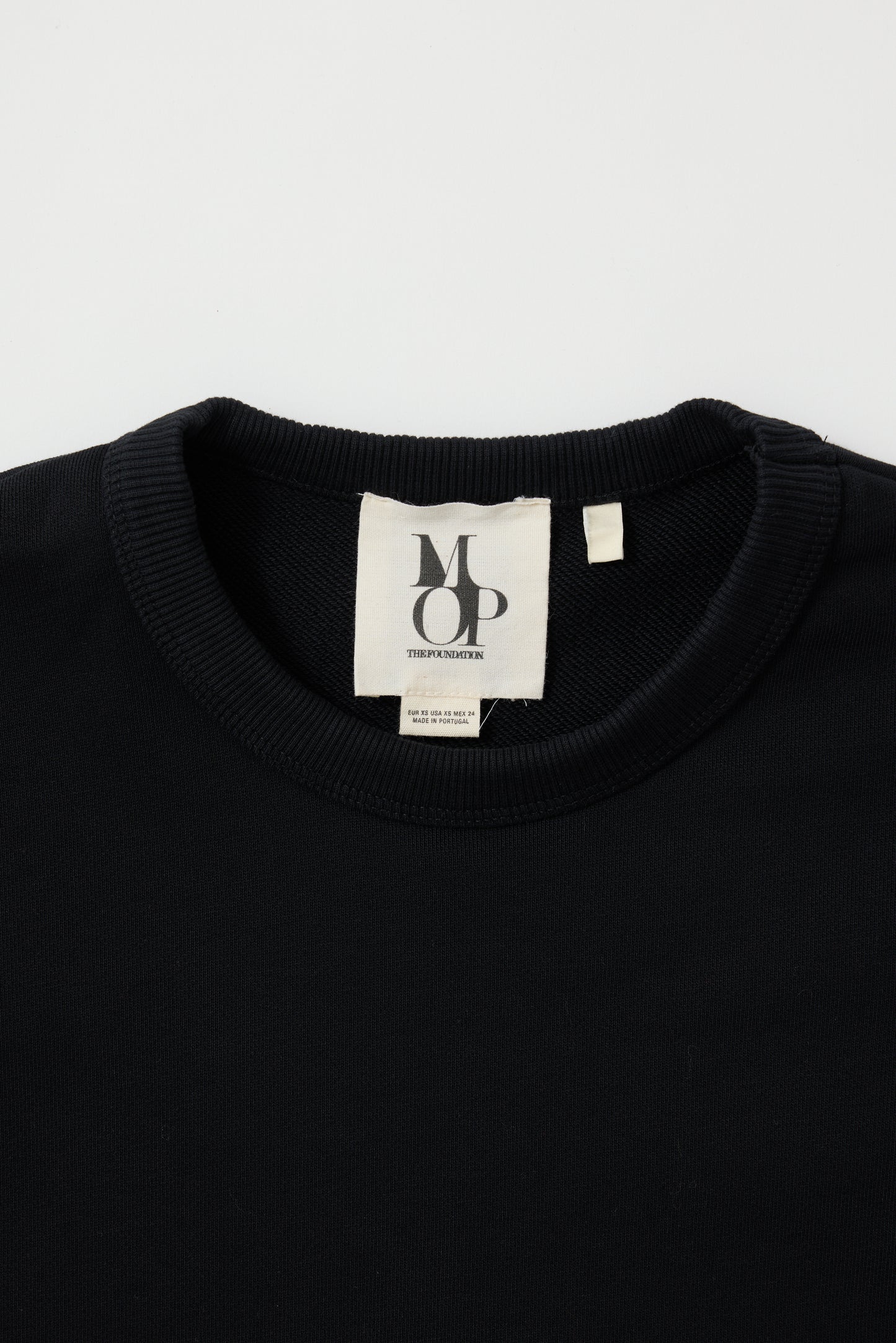 Ben Stiller adult sweatshirt and models Paris 2001 © Annie Leibovitz