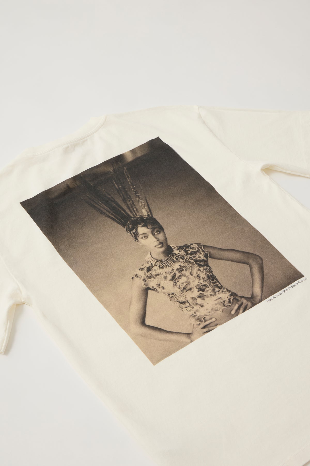 Camiseta Naomi, París 1996 © Paolo Roversi