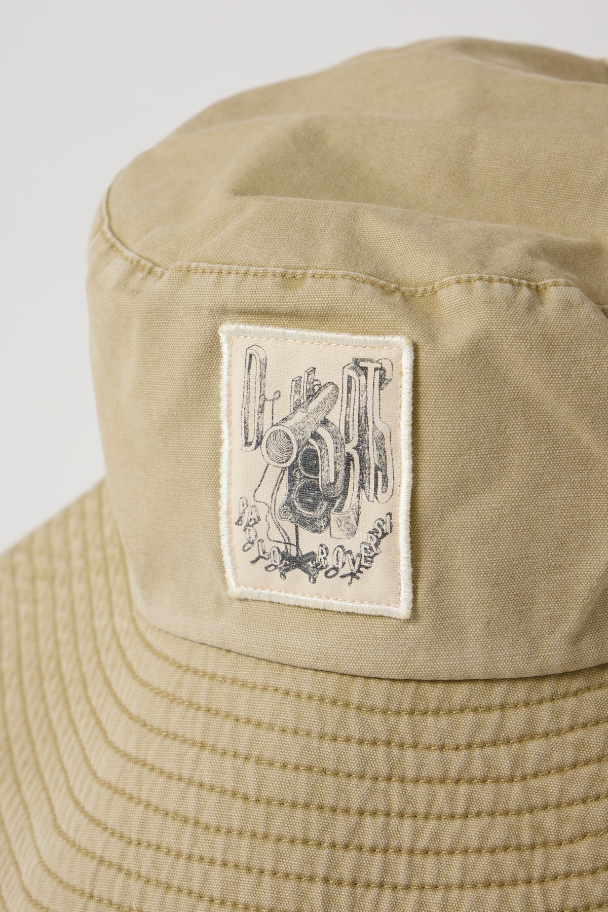 Gorro patch ilustración Doubts © Paolo Roversi