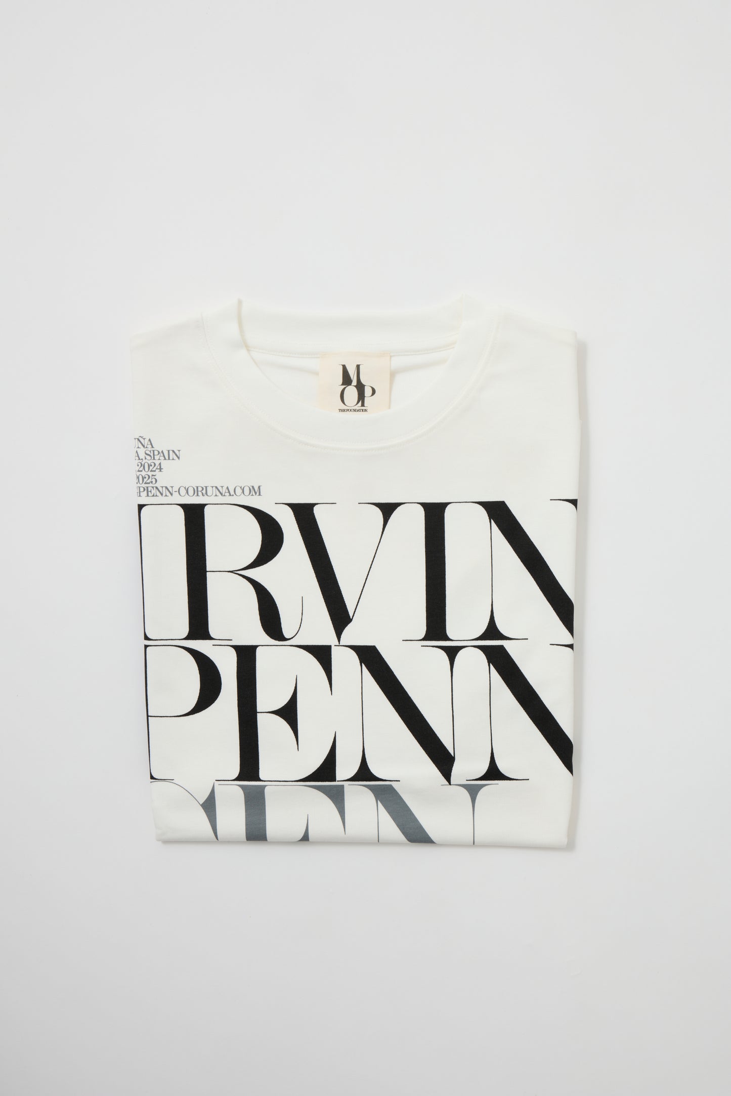 Camiseta con texto frontal "Irving Penn Centennial".