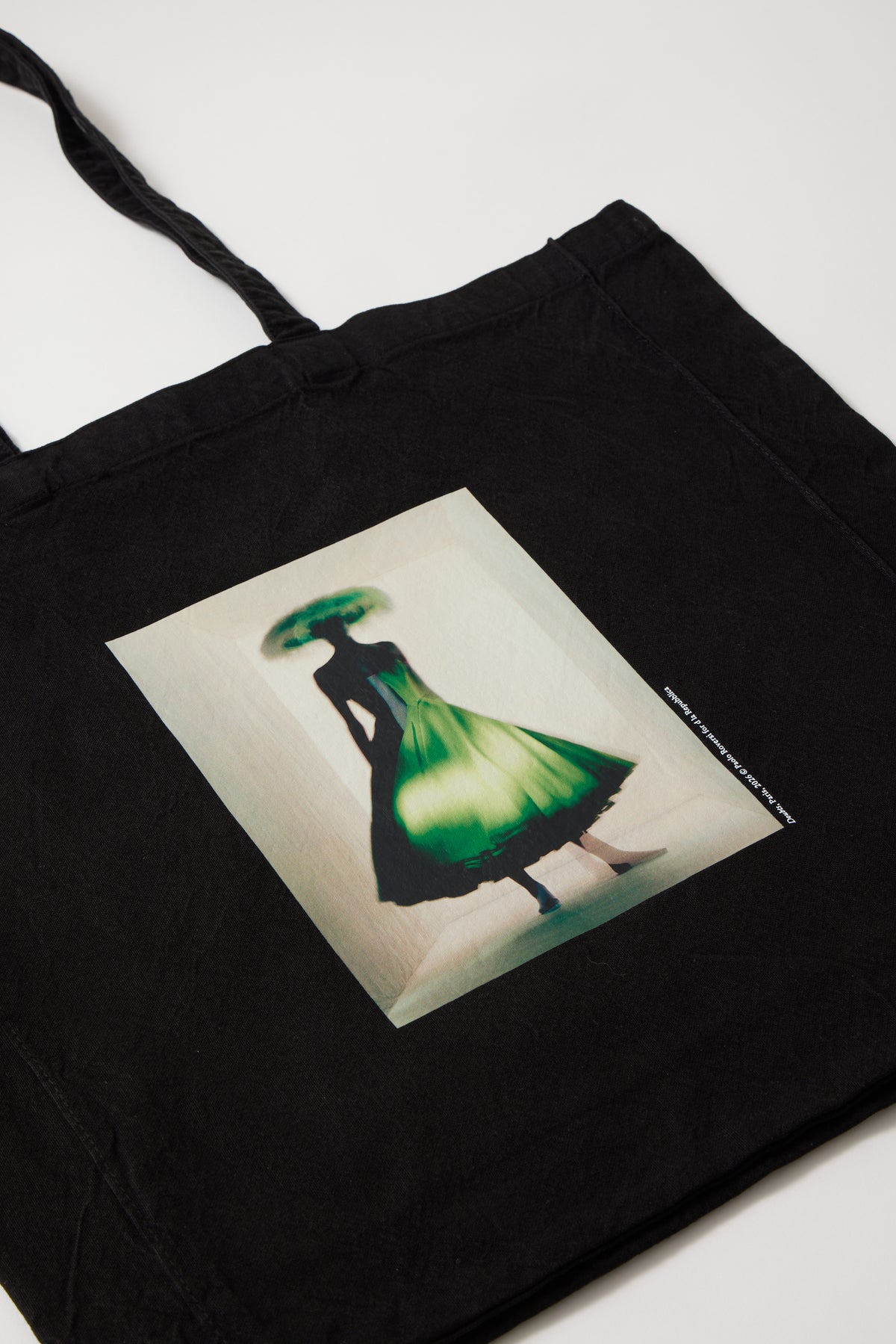 Tote bag Doubts, París 2026 © Paolo Roversi