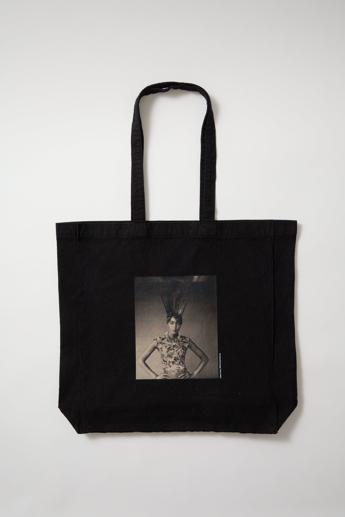 Tote bag Naomi, París 1996 © Paolo Roversi