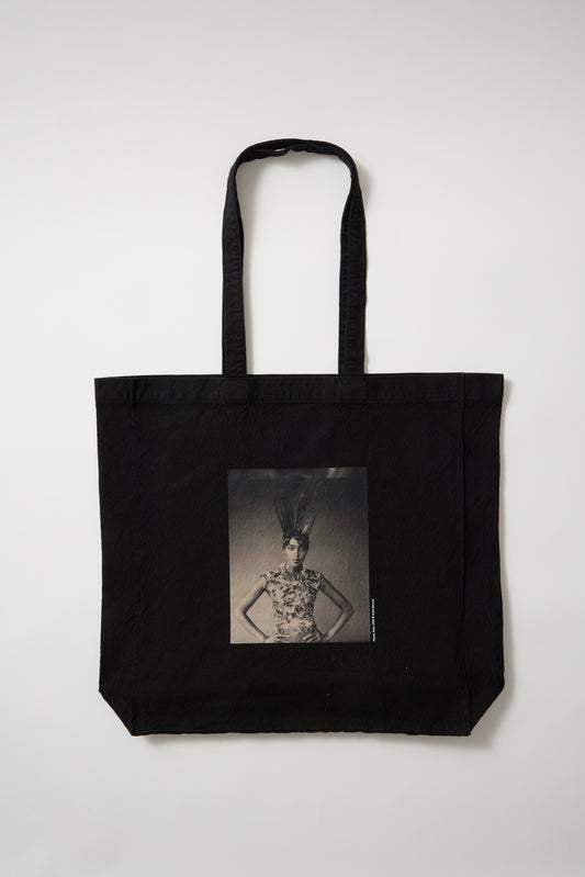 Tote bag Naomi, París 1996 © Paolo Roversi