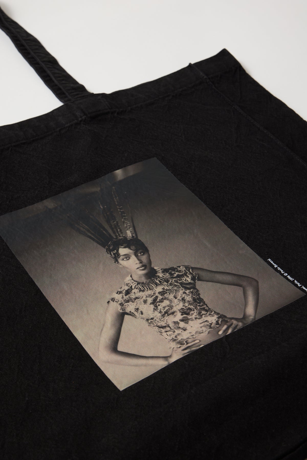 Tote bag Naomi, París 1996 © Paolo Roversi