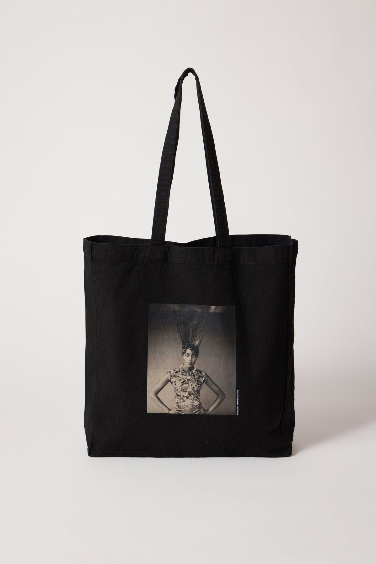 Tote bag Naomi, París 1996 © Paolo Roversi