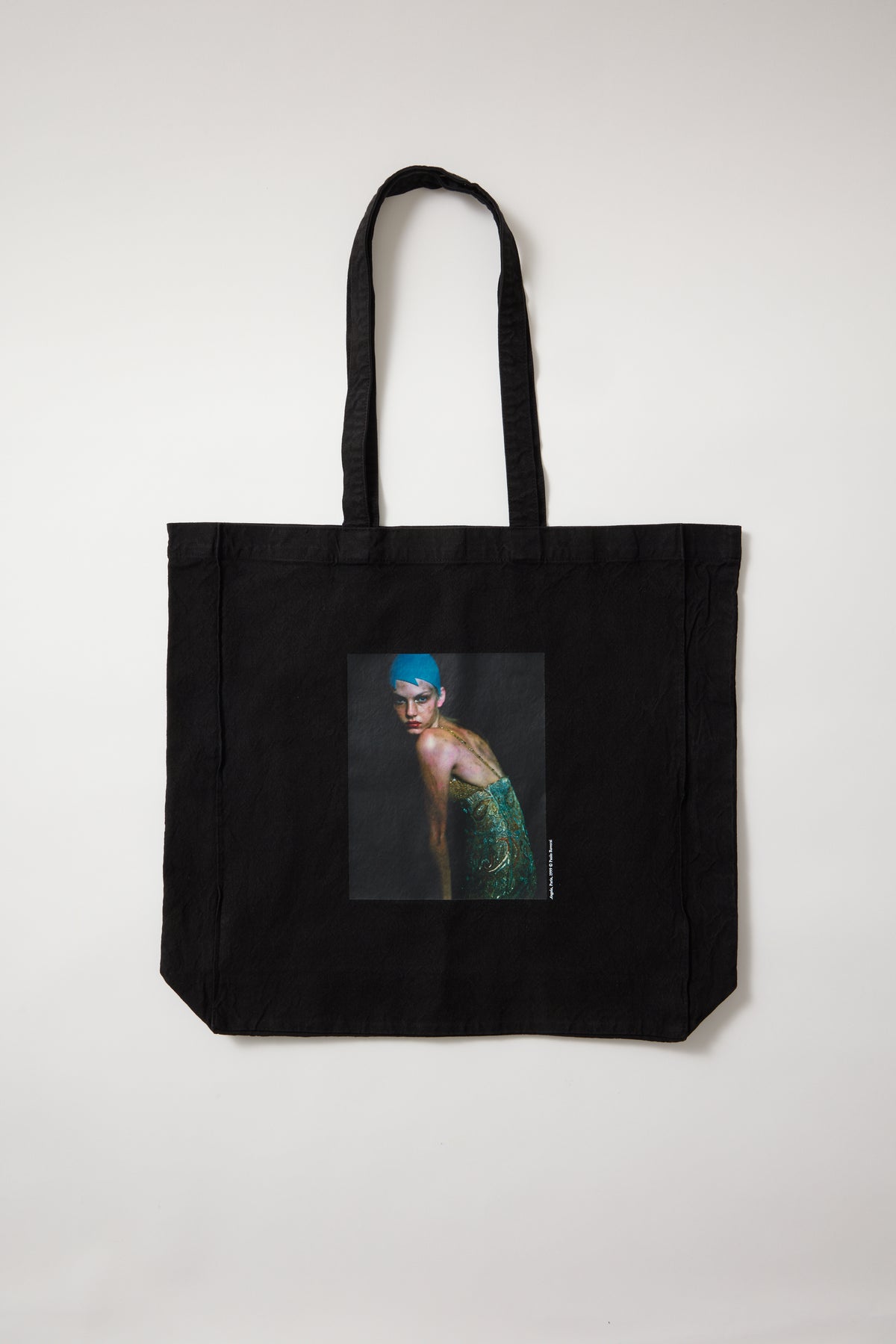 Tote bag Angela, París 1999 © Paolo Roversi
