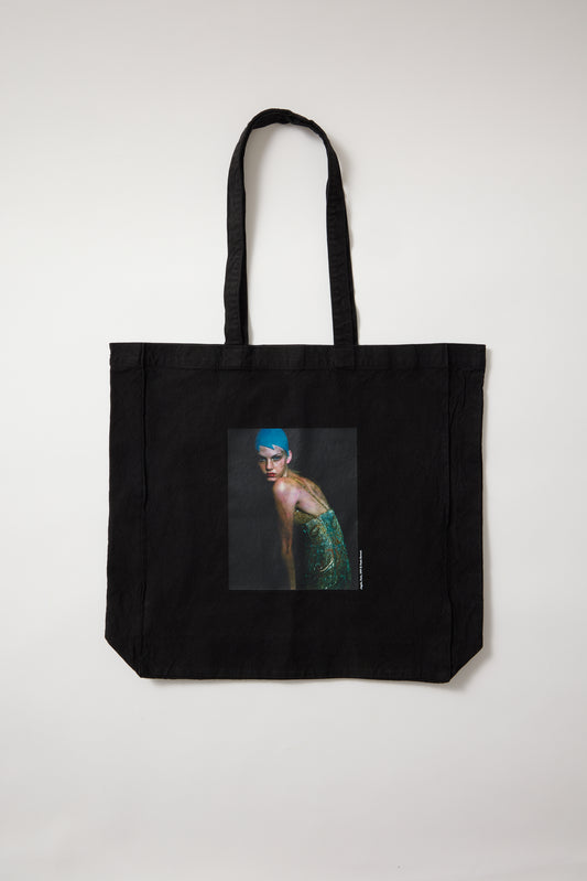 Tote bag Angela, París 1999 © Paolo Roversi