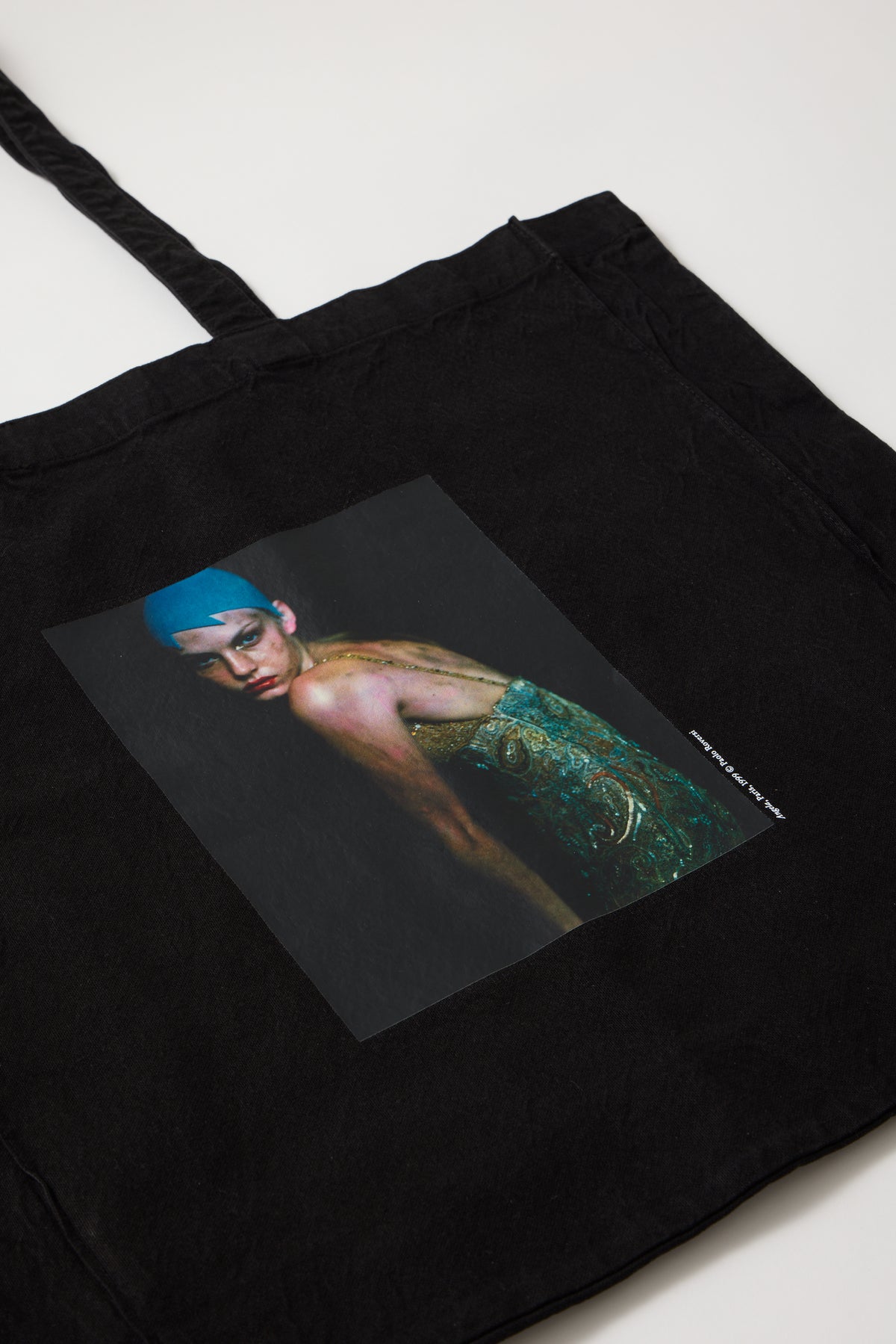 Tote bag Angela, París 1999 © Paolo Roversi