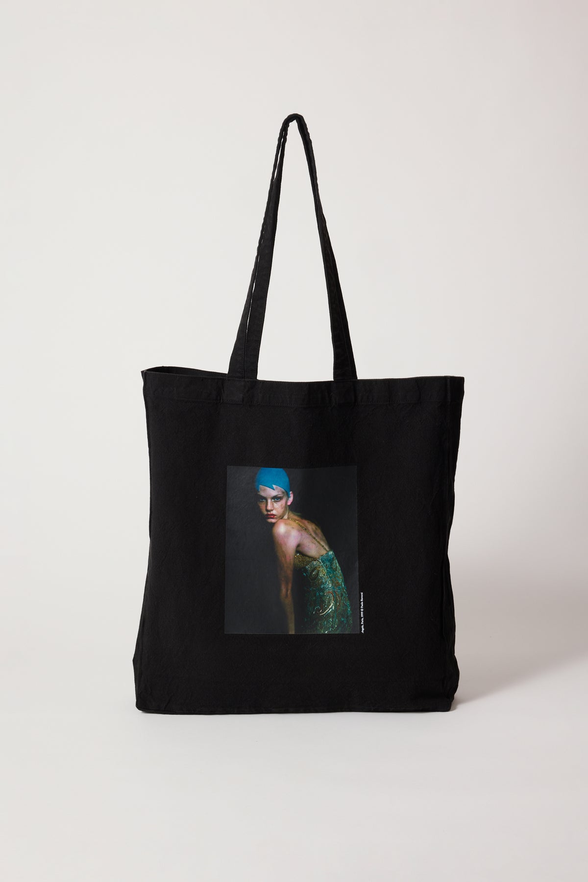 Tote bag Angela, París 1999 © Paolo Roversi
