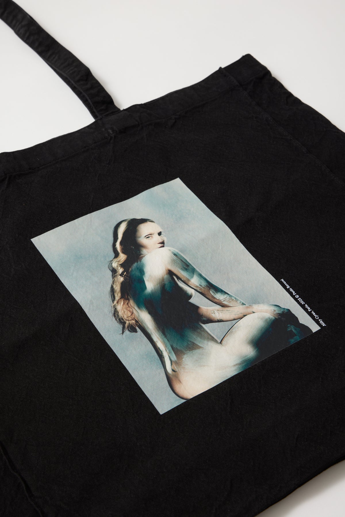 Tote bag Miley Cyrus, París 2025 © Paolo Roversi