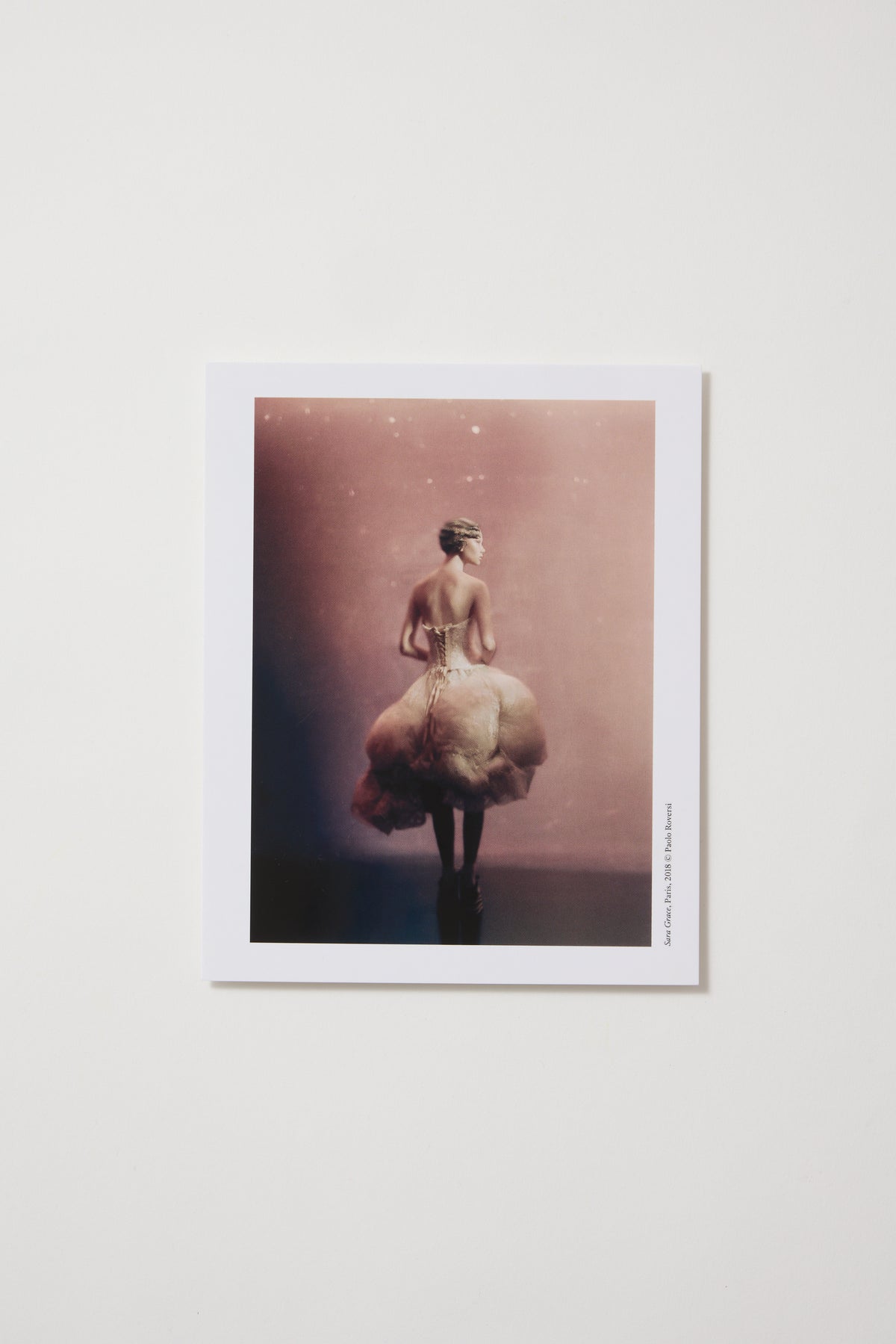 Postal Sara Grace, París 2018 © Paolo Roversi
