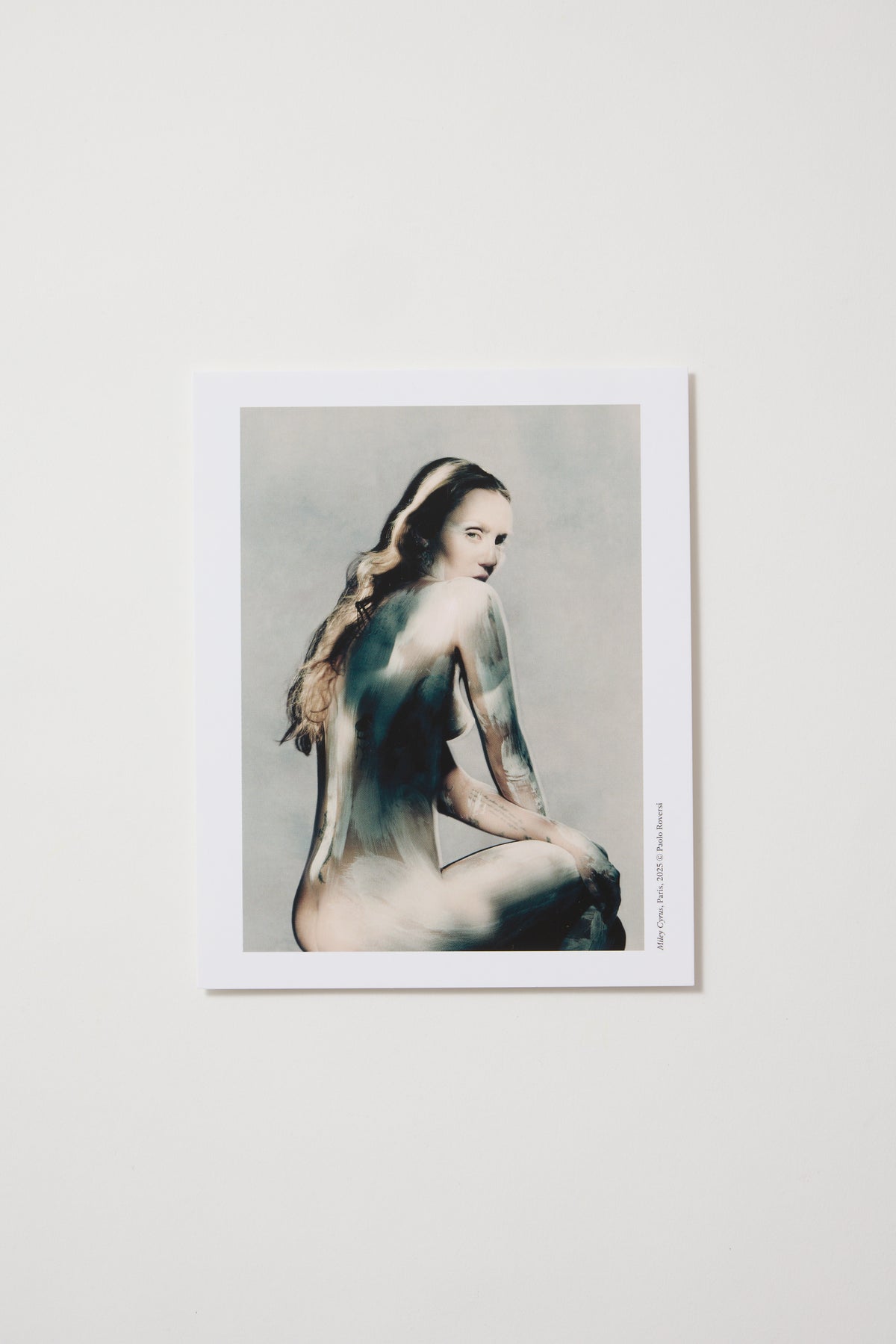 Postal Miley Cyrus, París 2025 © Paolo Roversi