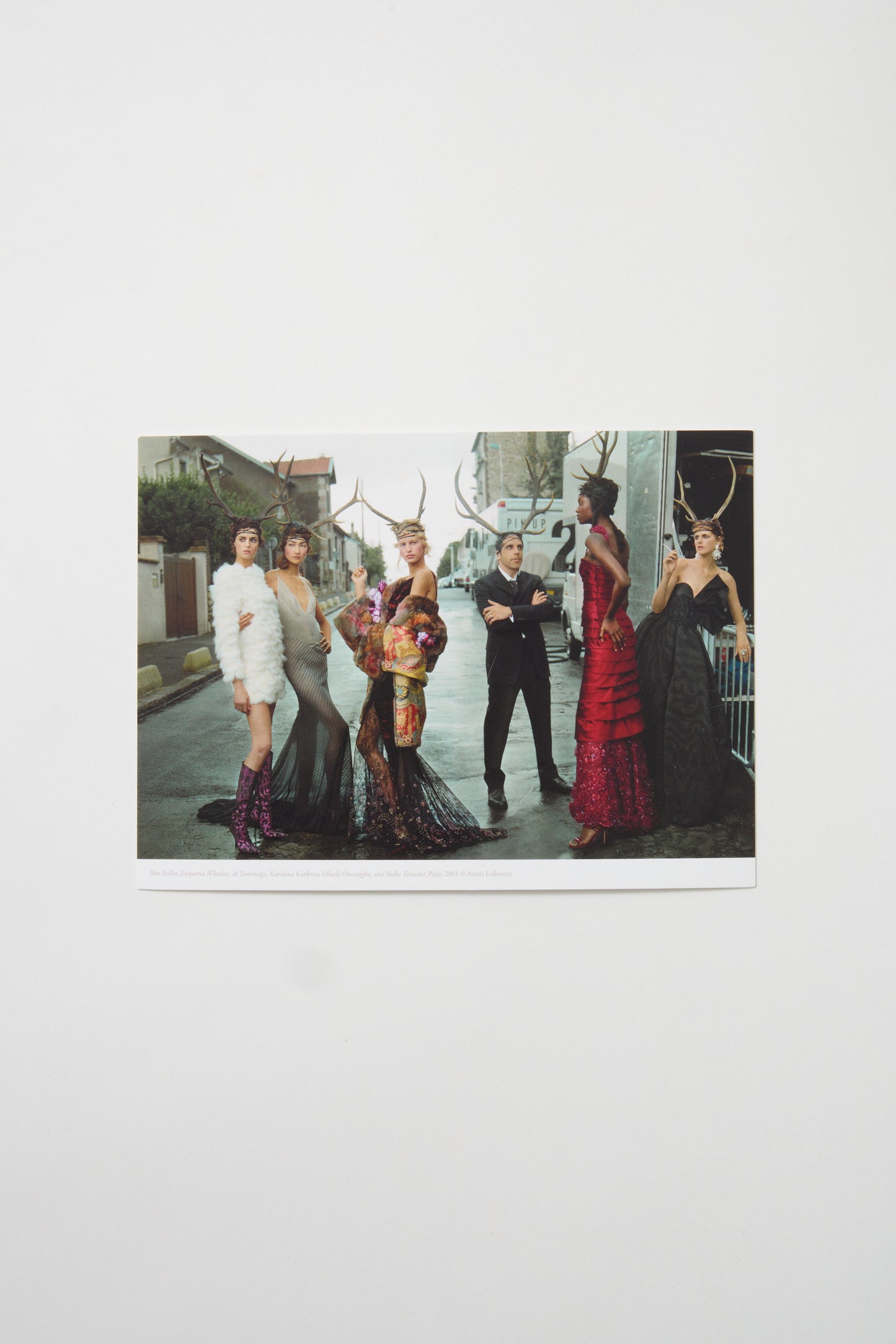 Postal grande Ben Stiller y modelos París 2001 © Annie Leibovitz