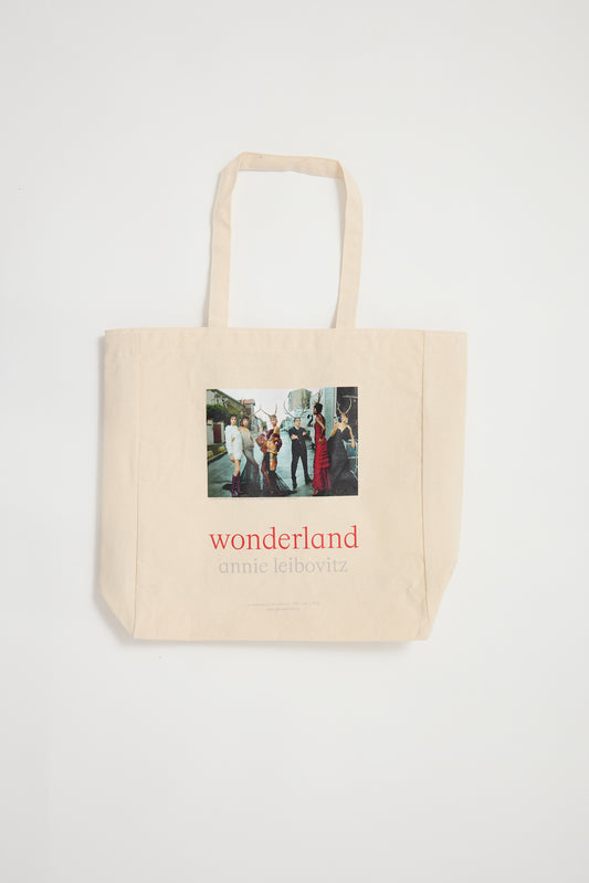 Ben Stiller tote bag and models Paris 2001 © Annie Leibovitz