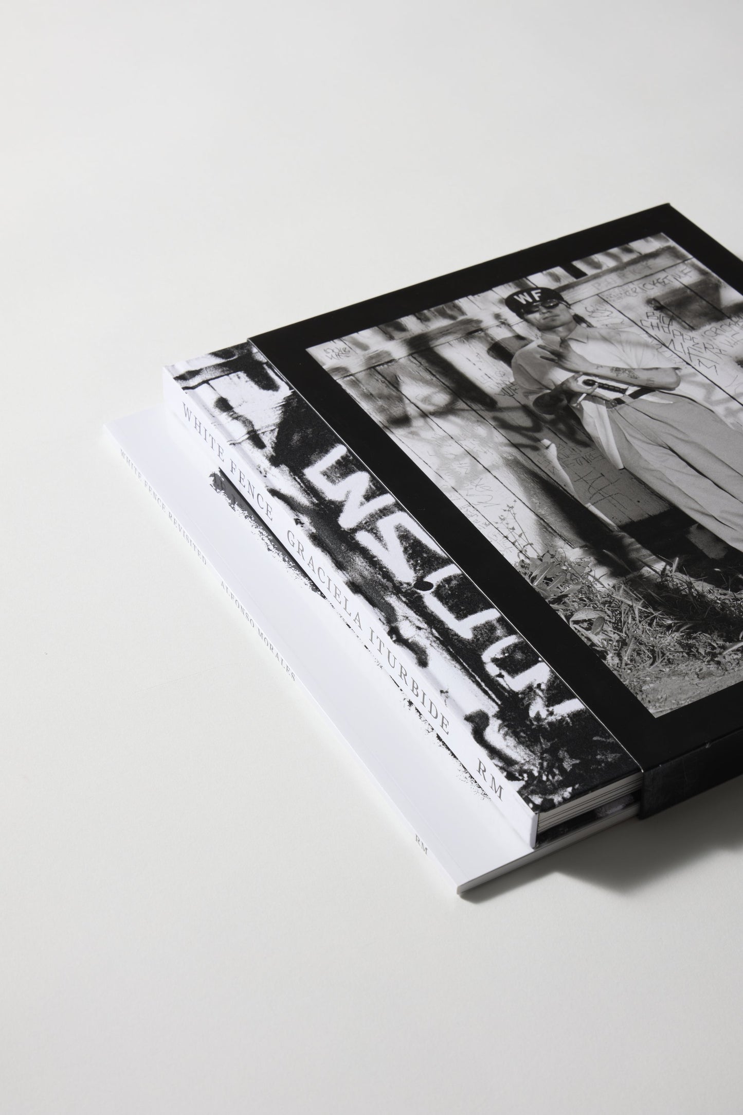 White Fence (In Spanish)